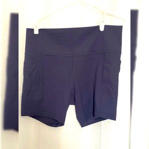Athleta Salutation Stash Pocket 7” Shorts